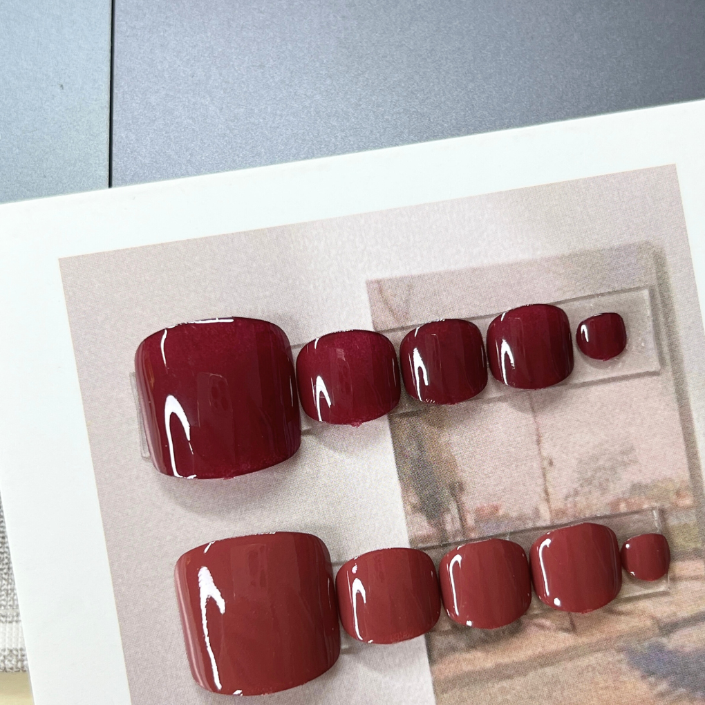 The manicurist's hand-made single-color foot nail polish No. 10 is deep red with a hint of purple, which makes the skin look brighter!