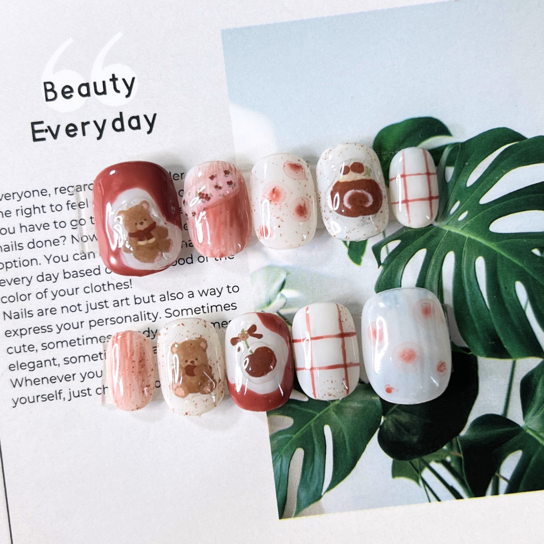 現貨S 美甲師手作穿戴甲 🐻熊熊搭配蛋糕🍰 超級可愛 適合冬天的紅色系指甲 短圓最適合日常❤️