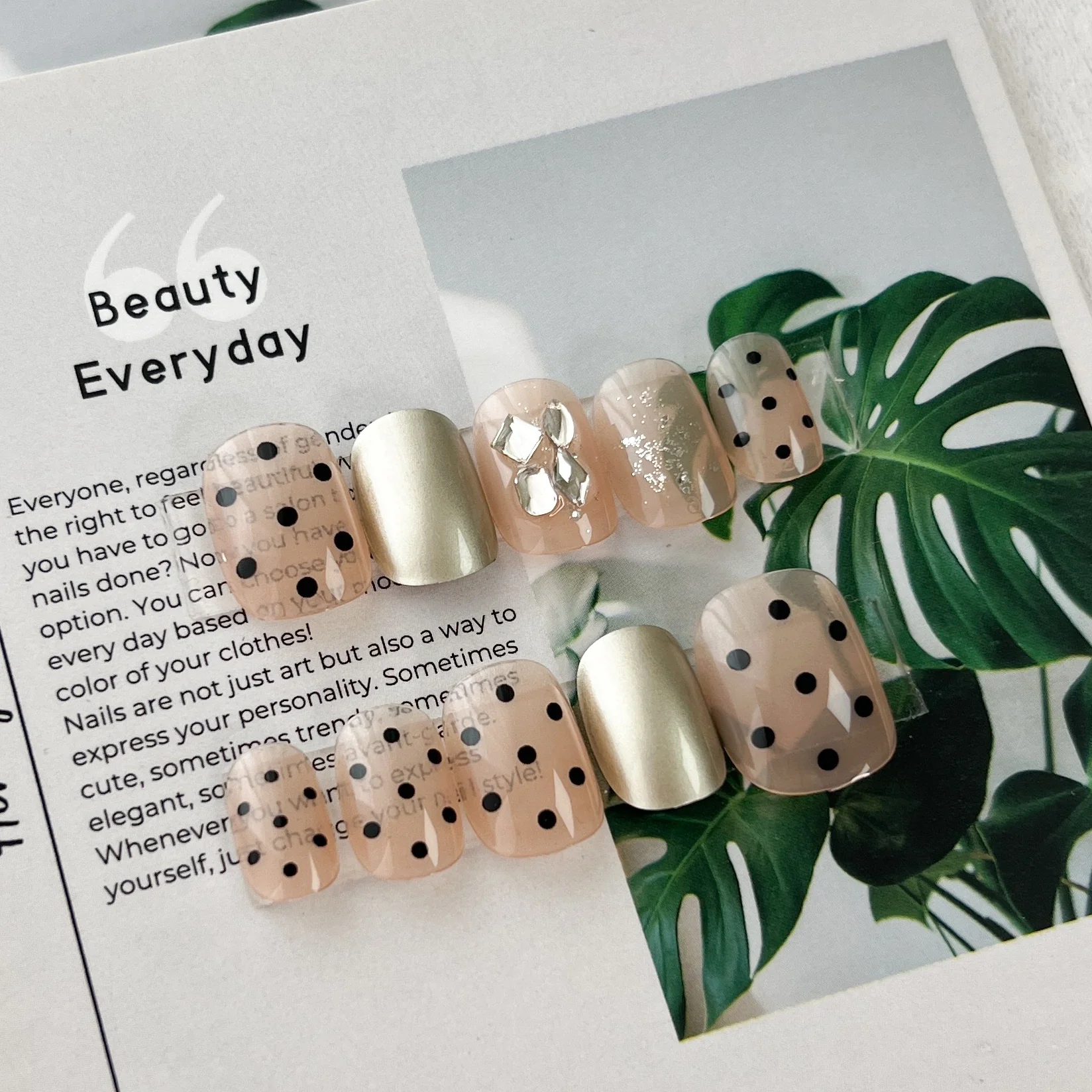 現貨嚴選穿戴甲 24H出貨 微透點點短圓甲