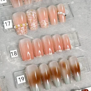 現貨嚴選穿戴甲 24H出貨 裸色漸層金線法式中方圓甲